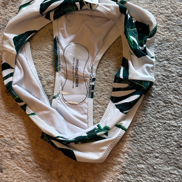 Cupshe bottoms with monstera print - Picture 4 of 4